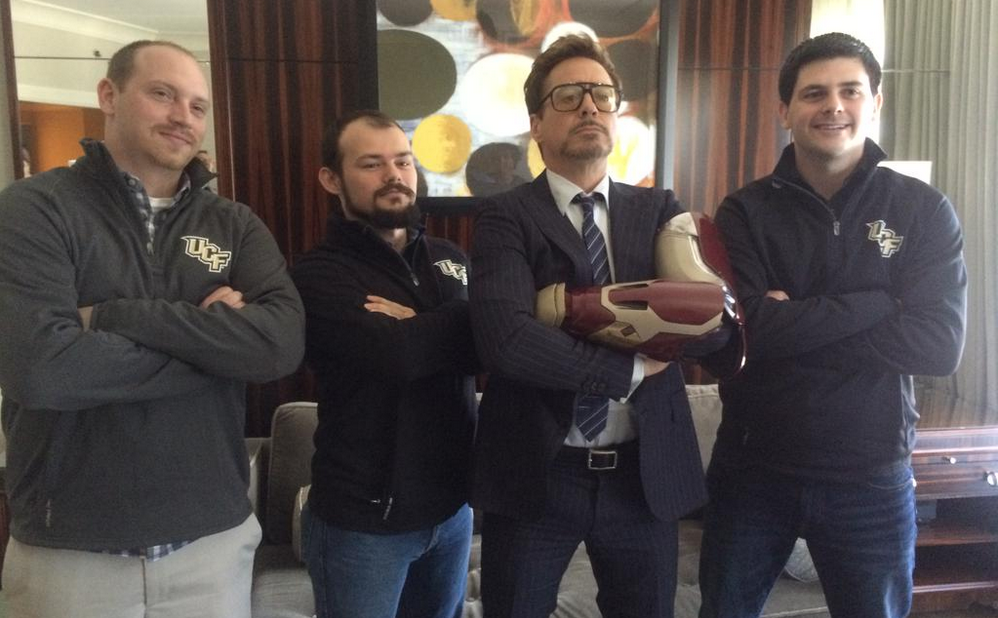 Роберт Дауни младший подарил семилетнему мальчику бионический протез, стилизованный под руку «Железного Человека» - 3 image