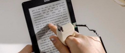 В США разработали «напальцевую» камеру, позволяющую слепым читать обычные книги (Видео)