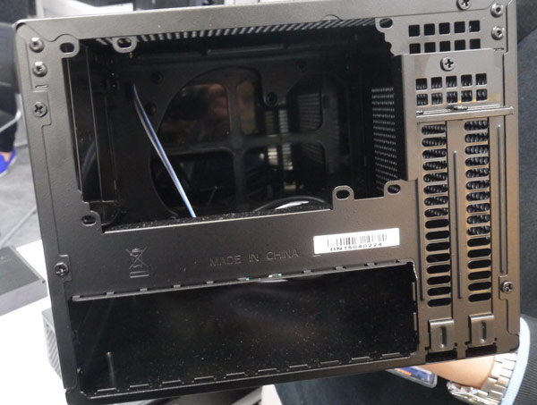 В корпусе SilverStone Sugo SG13 для плат типоразмера mini-ITX помещается СВО и карты расширения длиной до 267 мм