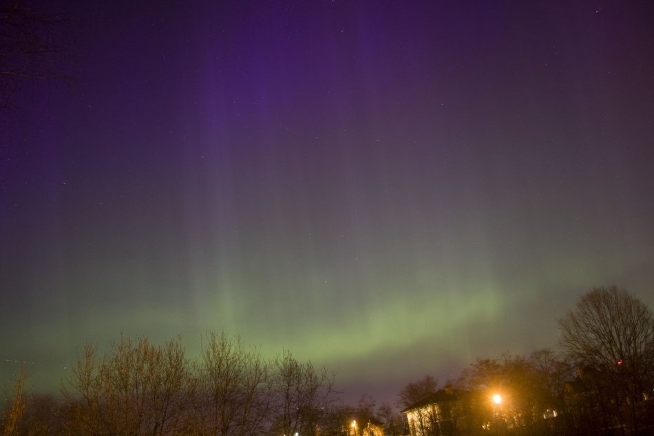 Магнитная буря сегодня вечером достигала 9 баллов, полярные сияния наблюдали до 52° северной широты - 12