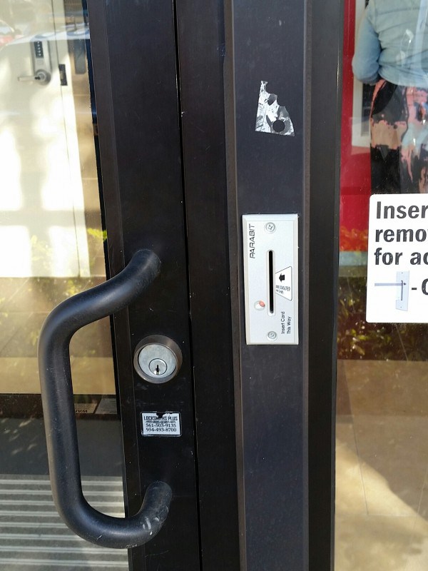 Карточные воры придумали устанавливать скиммер в дверях - 2 image