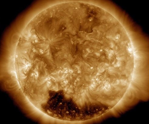 Солнце покрылось гигантскими пятнами: уникальные фото НАСА