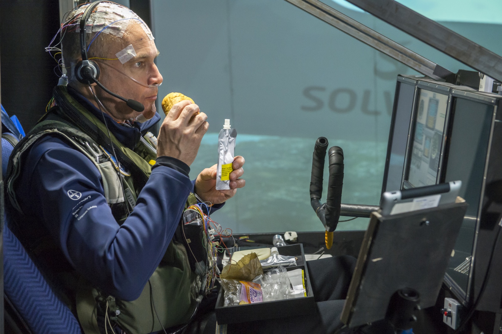 Что едят пилоты Solar Impulse 2? - 5