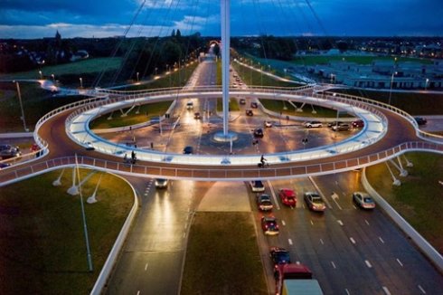 Первый в мире вращающийся мост построили в Голландии