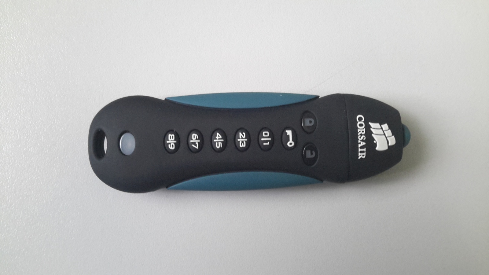 Corsair PadLock 2 – флешка с возможностью мгновенного уничтожения данных - 3 image