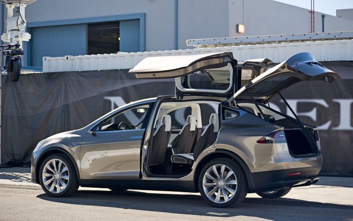 Tesla Model X появится на рынке уже в этом году - 1