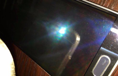 Флагман Samsung огорчил пользователей царапинами на дисплее
