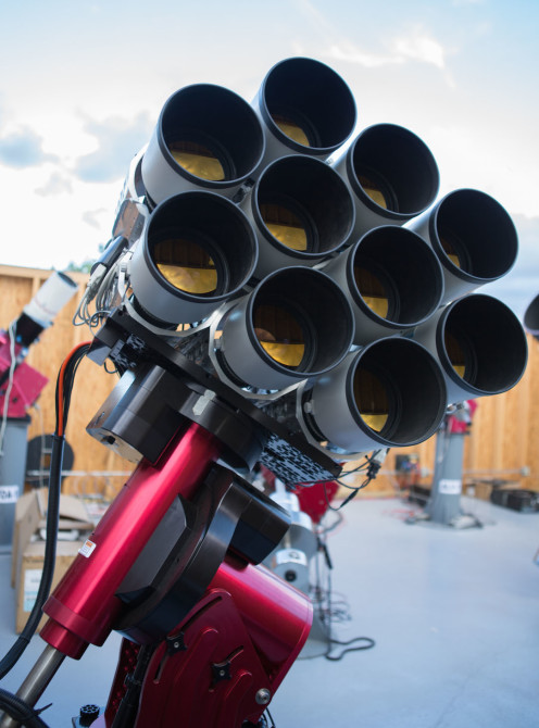 «Фасеточный» телескоп для обнаружения слабосветящихся космических объектов составлен из 10 линз 400мм f-2.8 от Canon - 1