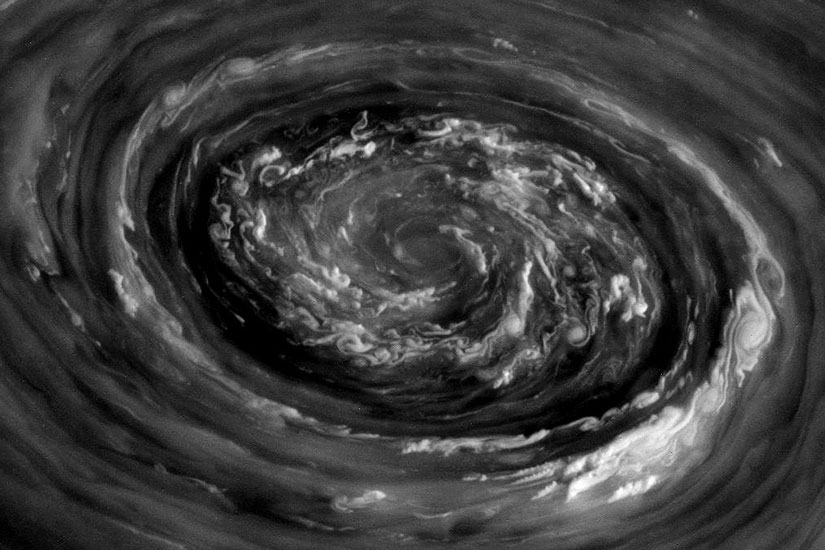 Глаз урагана на Сатурне: видео, составленное из фотографий Cassini - 1