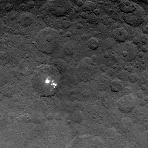 Зонд Dawn сделал снимки белых пятен на Церере с расстояния в 4,4 тысячи км - 2