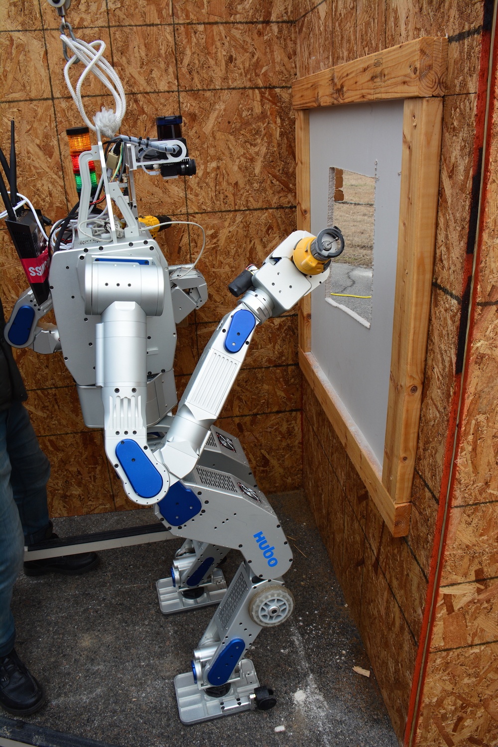 Не сейчас робот. Робот журналист. Робот чаппи. Российский робот. Роботы разные.