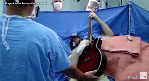 Весёлые мелодии: пациент играет на гитаре, пока ему вырезают опухоль в мозге (видео)