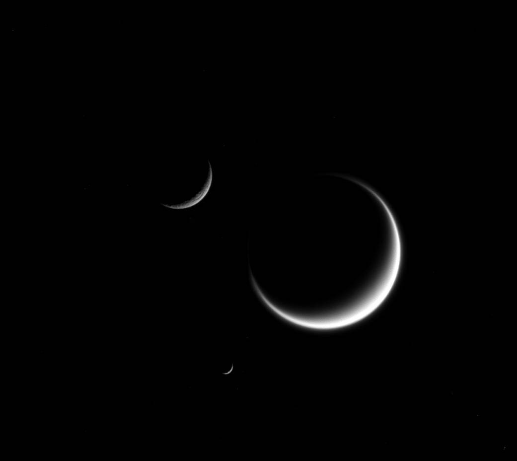 Cassini сфотографировал три спутника Сатурна одновременно - 2