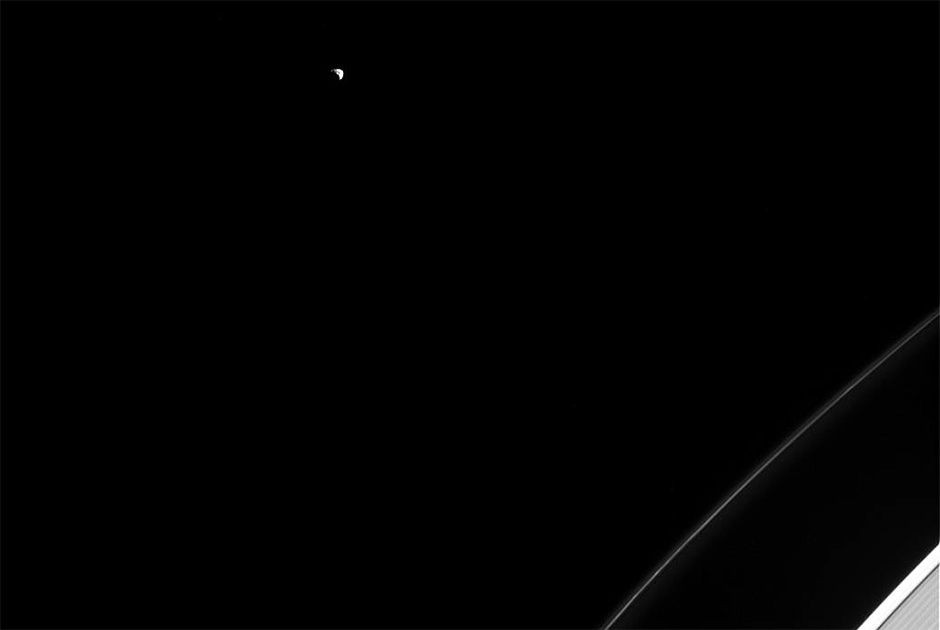 Cassini сфотографировал три спутника Сатурна одновременно - 6