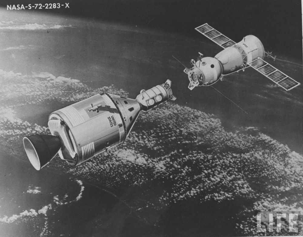 40 лет со дня первой стыковки Союза и Аполлона - 5