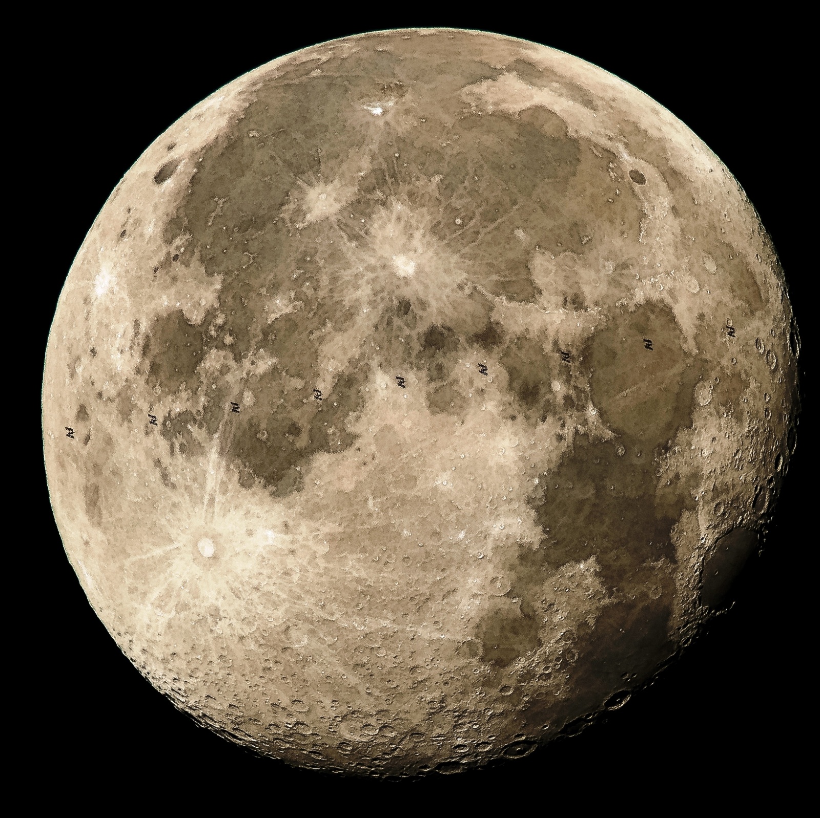 МКС проходит по диску Луны: фотография от NASA - 2