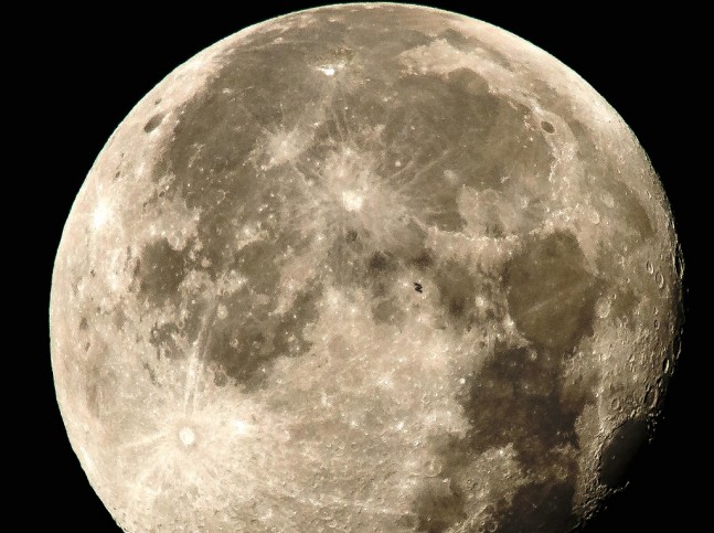 МКС проходит по диску Луны: фотография от NASA - 1