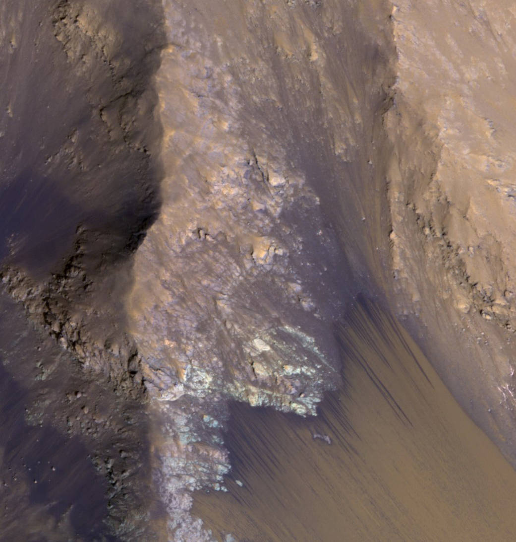 NASA опубликовало фотографию поверхности Марса со следами потоков воды - 2