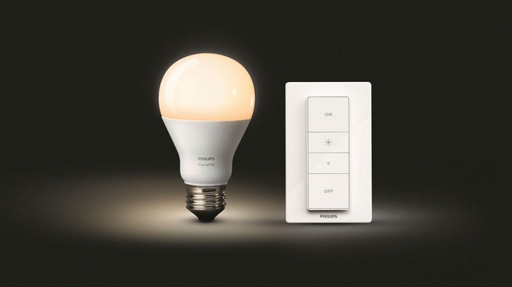 Комплект Philips Hue Wireless Dimming Kit состоит из лампы белого цвета и модуля управления