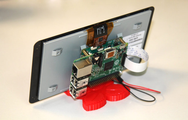 Разработчики микрокомпьютера Raspberry Pi выпустили для него жидкокристаллический экран