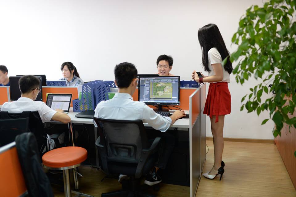 В Китае софтварные компании нанимают девушек для создания весёлой рабочей атмосферы - 2