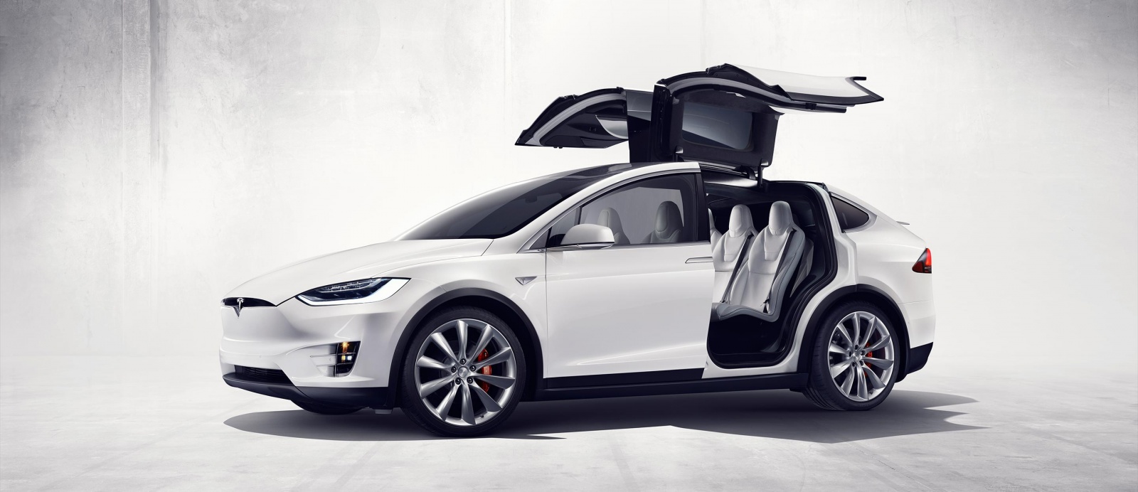 Илон Маск официально представил Tesla Model X - 1