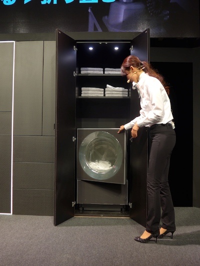 В Японии представлен робот Laundroid, о котором давно мечтают все домохозяйки мира