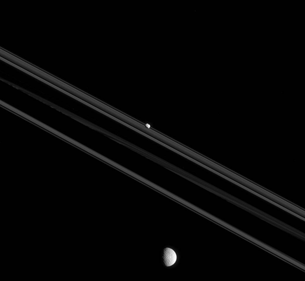 Cassini прислал новые снимки лун Сатурна — Мимаса и Пандоры - 2 Cassini прислал новые снимки лун Сатурна — Мимаса и Пандоры - 2