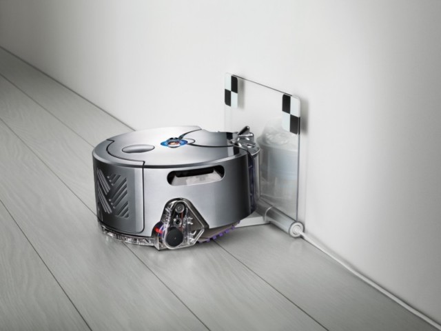 Когда заряд Dyson 360 Eye подходит к концу, он самостоятельно отправляется к док-станции и становится на подзарядку