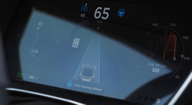 Благодаря подключению к Сети, все автомобили Tesla смогут обмениваться полученными при активированной функции автопилота данными