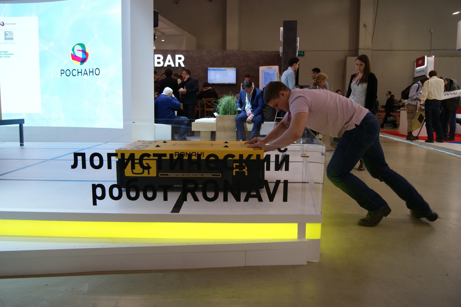 Робот побеждает человека, а затем человек ездит на роботе: видео. АПД: робот крушит стенд - 3 Робот побеждает человека, а затем человек ездит на роботе: видео. АПД: робот крушит стенд - 3