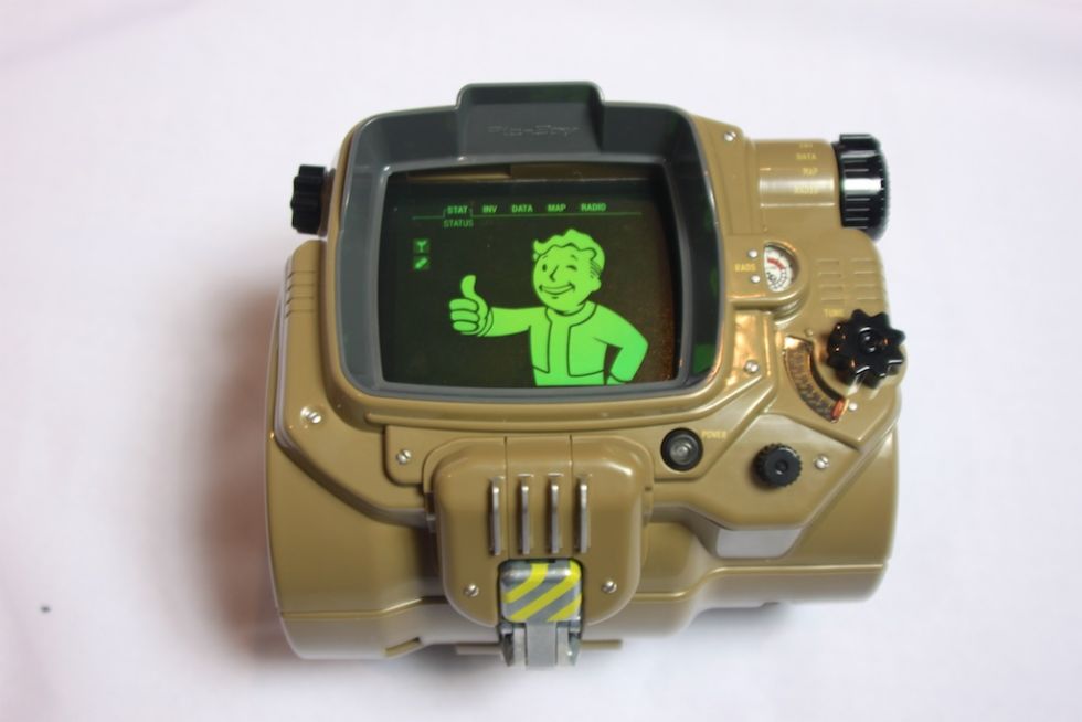 Анбоксинг Pip-Boy: первое знакомство с наручным ПК из мира Fallout - 11