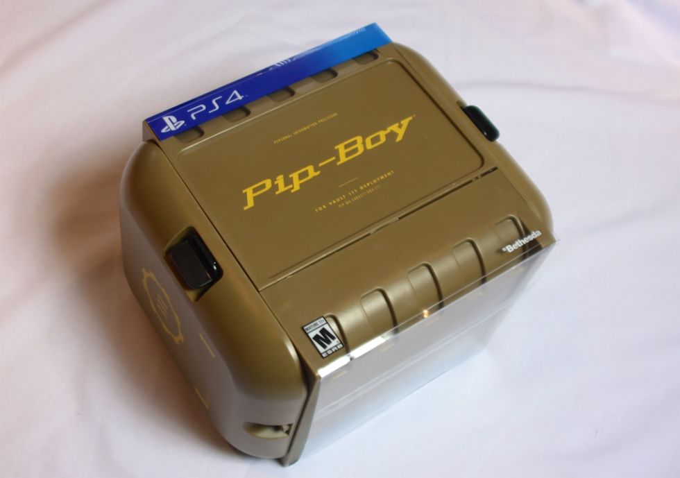 Анбоксинг Pip-Boy: первое знакомство с наручным ПК из мира Fallout - 2