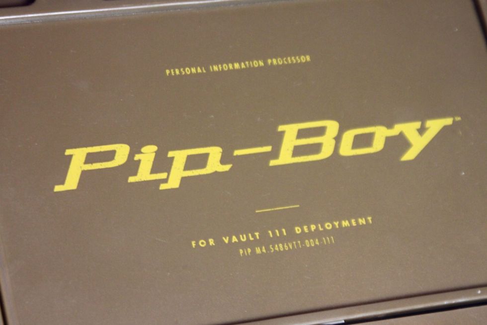 Анбоксинг Pip-Boy: первое знакомство с наручным ПК из мира Fallout - 3