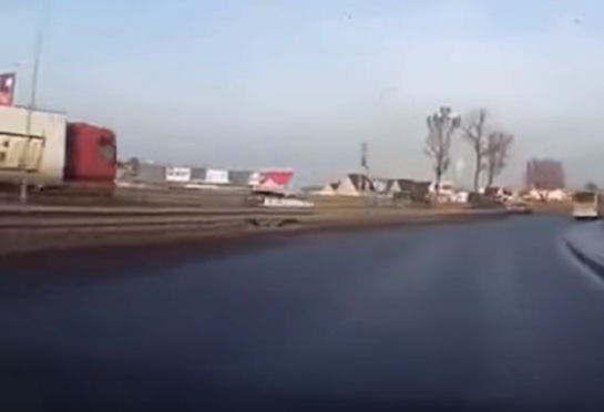 Шокирующий маневр дальнобойщика (Видео) - 1 1