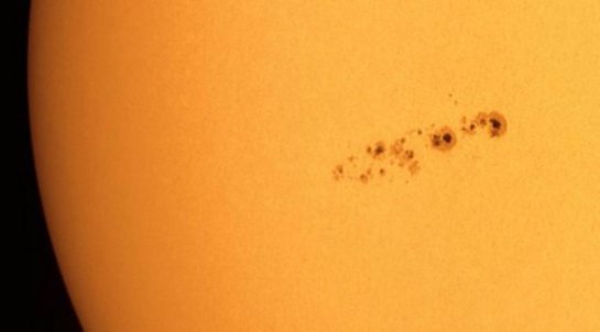 На Солнце образовались гигантские пятна размером с Землю - 1 1