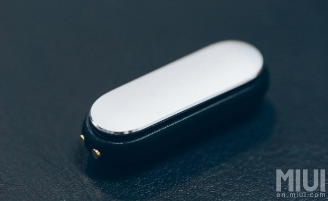 Для измерения пульса используется оптический датчик на внутренней стороне Xiaomi Mi Band Pulse