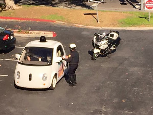 Полиция остановила самоуправляемый автомобиль Google за то, что он двигался слишком медленно - 1