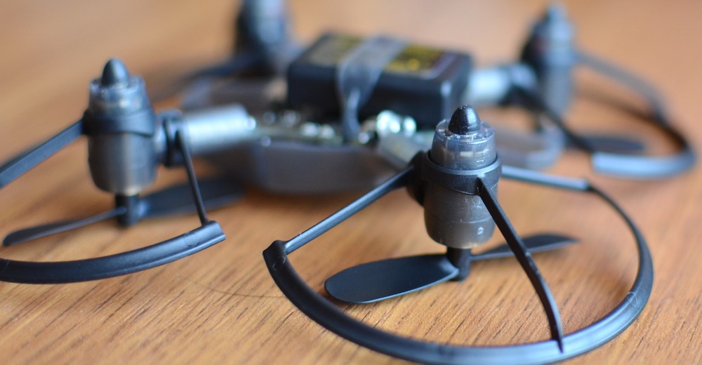 Fpv drone kit. Датчик дронов. Дрон охотничий. Обливион дрон. Квадрокоптер.