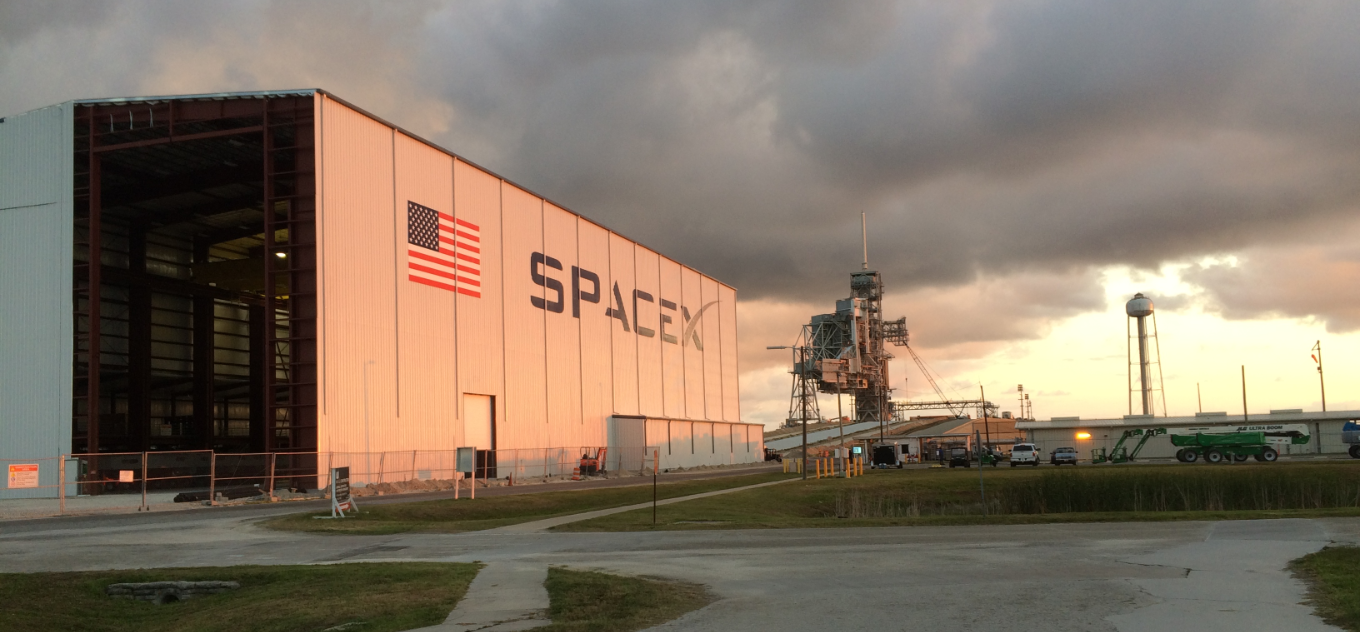 SpaceX готовится к посадке ракеты на сушу - 1