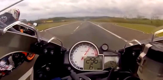 Лихие мотоциклисты устроили гонки в потоке автомобилей (Видео) - 1 1