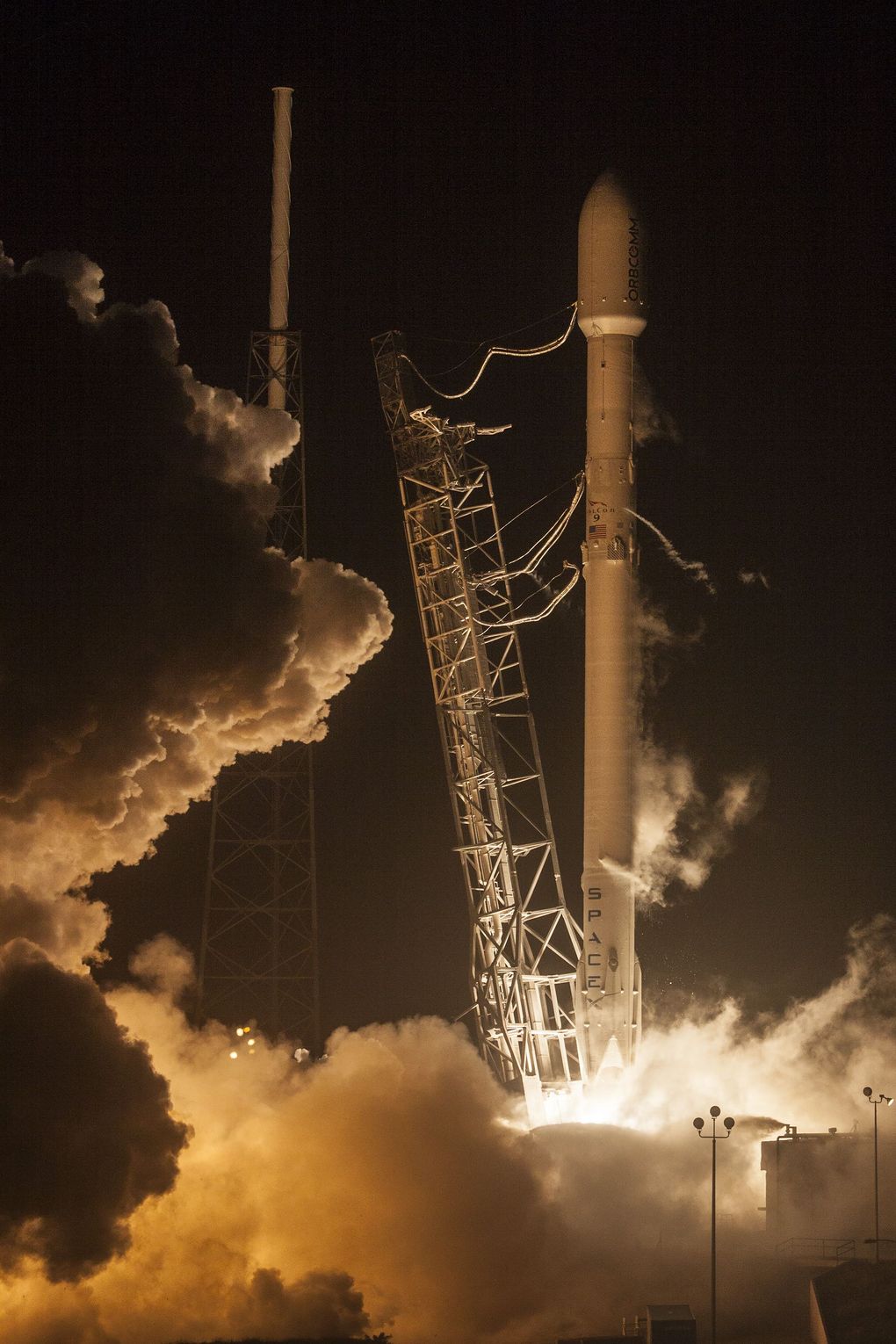 Компания SpaceX выложила hi-res фотографии взлета и приземления Falcon 9 - 4
