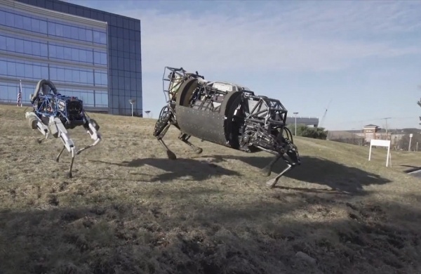 Новогоднее поздравление и олени от Boston Dynamics - 1