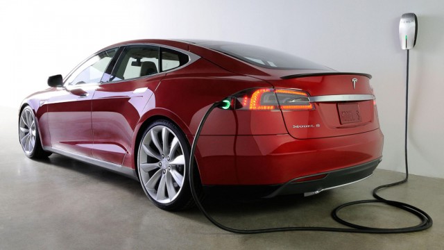Tesla Model S сгорела на станции быстрой зарядки в Норвегии - 2