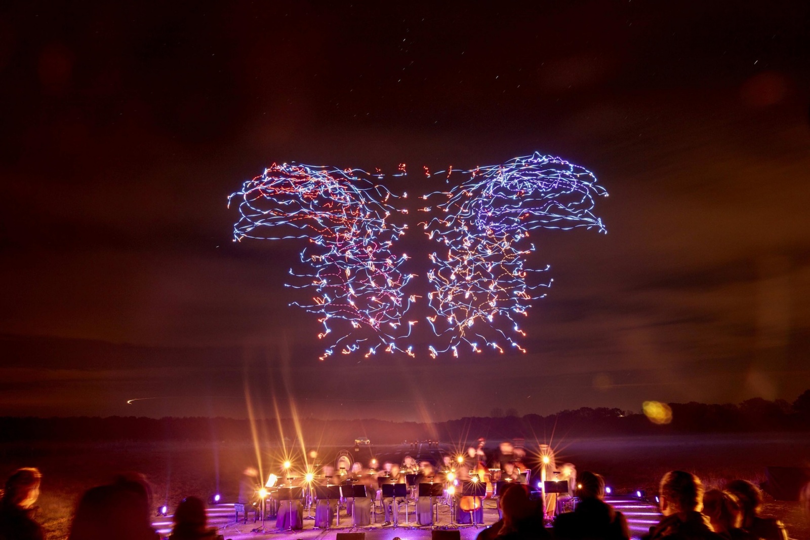 100 танцующих дронов установили новый и единственный в своем роде мировой рекорд: невероятное световое шоу - 1