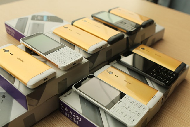 Покрытый золотом мобильный телефон Nokia 230 предлагается за $125