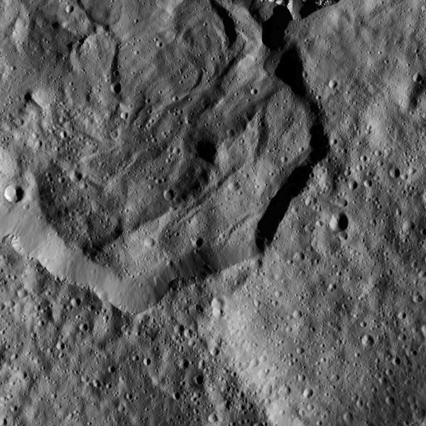 Зонд Dawn прислал детальные снимки кратеров Цереры - 2