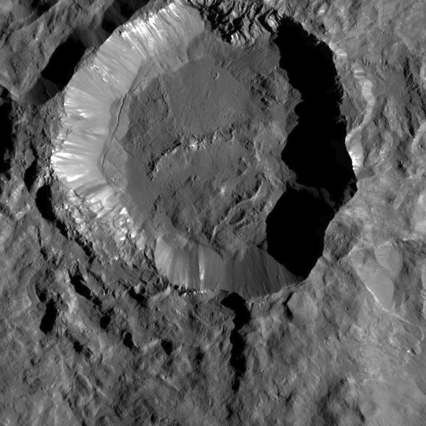 Зонд Dawn прислал детальные снимки кратеров Цереры - 1