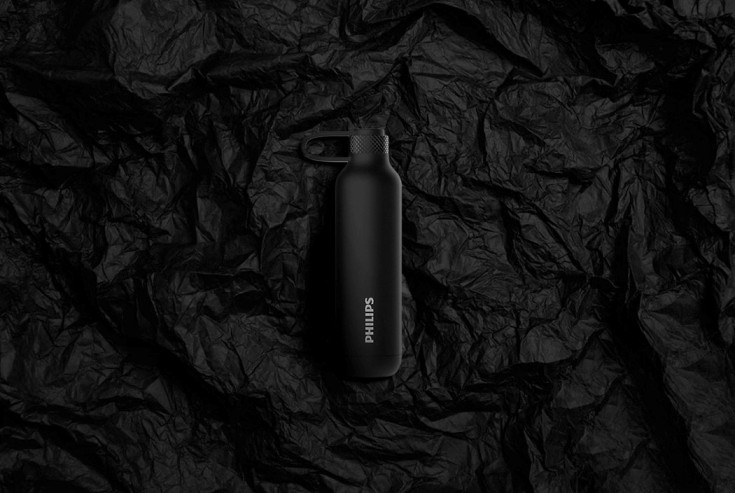 Внешний аккумулятор Philips Power Potion 3000 выглядит, как бутылка воды