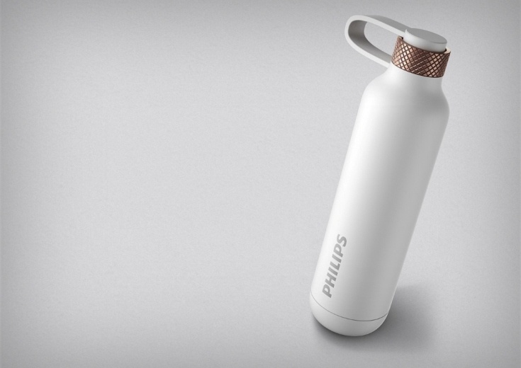 Внешний аккумулятор Philips Power Potion 3000 выглядит, как бутылка воды